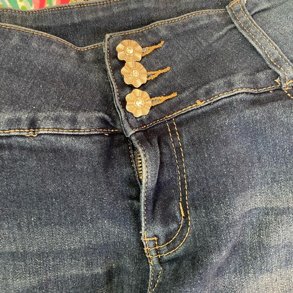 3/12 🌺Bella Jeans med. blue wash. Size 9 slim stretch jeans flower buttons - Picture 4 of 10
